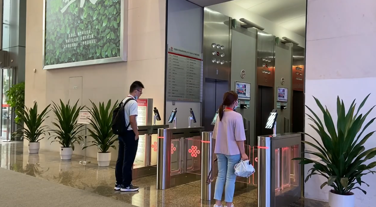 7寸热成像人脸识别门禁视频